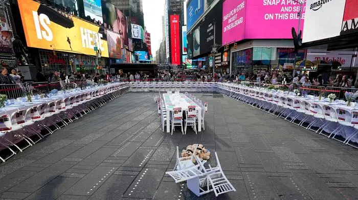 Ein Sitzplatz am gedeckten Schabbat-Tisch für jede der 222 Hamas-Geiseln am Times Square in New York.