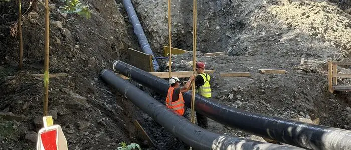 Die einzelnen rund zwölf Meter langen Rohre werden mittels Bauseilkran verlegt