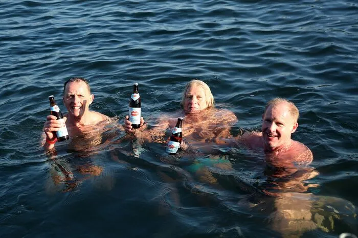 Neujahrsschwimmen 2020 in Velden am Wörthersee vor dem Schloss Velden bei strahlendem Winterwetter