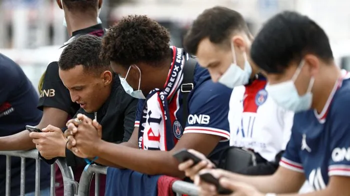 In Paris warten die Fans bereits seit Früh am Morgen auf die Ankunft des neuen Superstars.