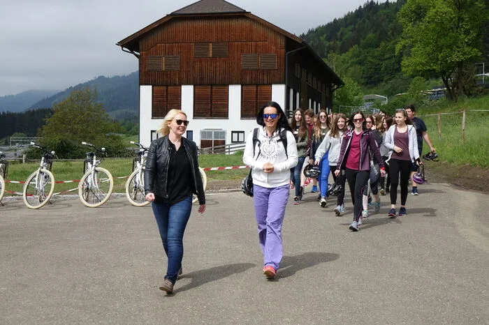 Und sie haben ihn sich geholt: 32 Schülerinnen und Schüler der HLW Feldbach kamen am Donnerstag mit ihren Lehrerinnen Daniela Schwaiger und Sandra Wallner nach Spielberg, um nigelnagelneue Fahrräder in Empfang zu nehmen.