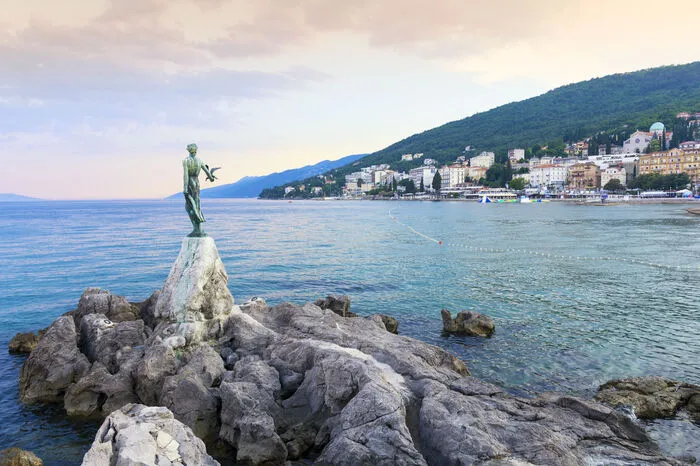 Opatija: 1889 zum ersten Kurort an den Küsten der k. u. k. Monarchie gekürt, erholte sich im Seebad in der Kvarner-Bucht das Who’s who: Franz Josef I., Sisi, der deutsche Kaiser Wilhelm II. – hier atmete der Hochadel durch.