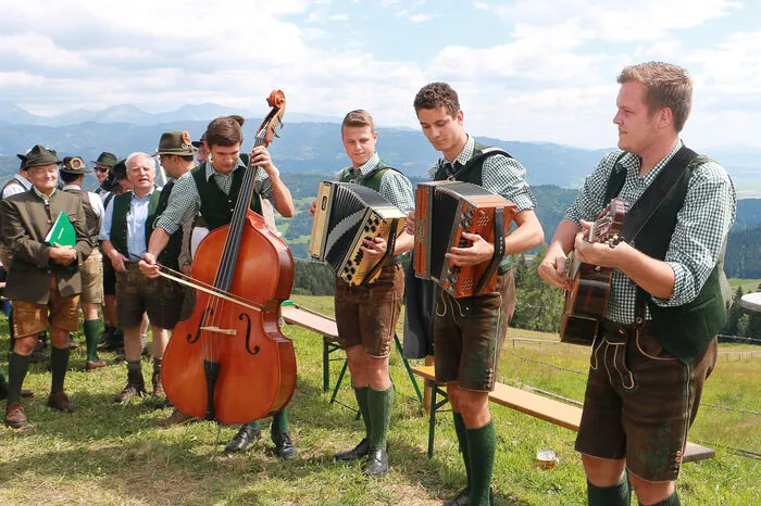 Für Unterhaltung sorgten die Ameringer Jagdhornbläsergruppe, die Gruppe „Greakariert“, der St. Peterer Jägerchor und Franz Bischof mit seinem "Gspann Heimo".