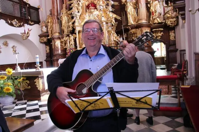 Nach einer sehr gut besuchten Heiligen Messe, zelebriert von Bruder Elias und musikalisch gestaltet von Hans Ortner, führte Gerlinde Edler die Interessierten durch die Kirche sowie in die Schatzkammer und die neu gestaltete Kloster-Bibliothek.