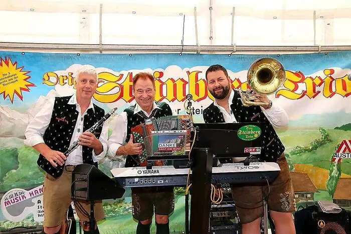 Das „orig. Steinberg Trio“ spielte flott auf, für Speisen und Getränke war bestens gesorgt.