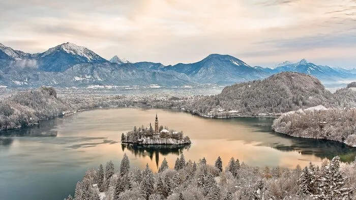 Die Weihnachtszeit in Slowenien ist voller lokaler Besonderheiten, Traditionen und Legenden. In Bled zum Beispiel soll man angeblich bei einem Adventspaziergang auf der festlich geschmückten Promenade ein leises Läuten aus der Tiefe des Sees vernehmen können.