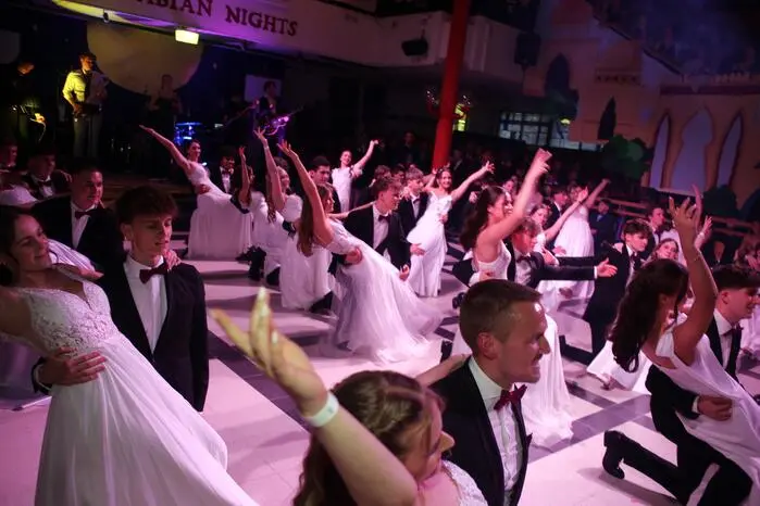 Unter dem Motto „Maturabien Nights - Unser letzter Wunsch geht in Erfüllung“ verwandelten die Schülerinnen und Schüler der Klassenvorstände Anton Polzhofer und Andrea Landauf ihre Schule in ein Märchen aus Tausendundeiner Nacht. Ein halbes Jahr Vorbereitung steckte in Dekoration, Technik und Ablauf.