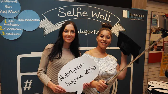 Freitag am Vormittag startete die Klagenfurter Universität mit ihrem Tag der offenen Tür. Vom 3d-Drucker bis zum Fahrsimulator gab es viel zu sehen und jede Menge Information. Vor einer Selfie-Wand durfte man sich mit Promotionshut und Sponsionsrolle sowie einem Selfiestick und einer Tafel mit einem klugen Begriff selbst fotografieren.