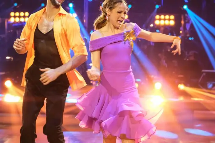 Schwungvoll und mit viel Leidenschaft ertanzten sich Missy May & Dimitar Stefanin den Sieg der 15. Staffel