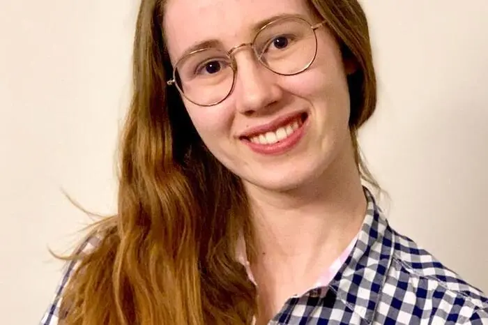 Johanna Byloff (22), Montanuni Leoben: Ich studiere Werkstoffwissenschaft im Master. Die Uni managt das Distance Learning gut. Was mich an der Online-Lehre stört, ist das lange Starren auf einen Bildschirm. Ich bekomme davon schnell Kopfweh. Außerdem habe ich aufgegeben irgendwelche unispezifische Sachen zu planen, es herrscht eine Unplanbarkeit. ich hoffe, dass die Uni Dinge aus der Krise lernt. Ich sehe neue Chancen zur Modernisierung der oftmals verkrusteten Lernstrukturen.