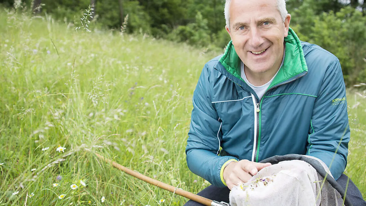 Georg Derbuch erforscht am liebsten Heuschrecken – obwohl er die grüne Farbe der Insekten eher als grau wahrnimmt