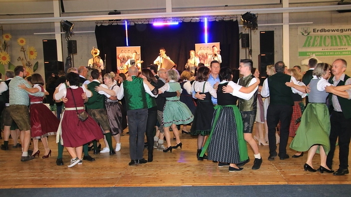 Die Landjugend Stallhofen lud zum Bauernball und die riesige Veranstaltungshalle im Freizeitzentrum war zu Bersten voll, die Sitzplätze reichten bei weitem nicht aus.