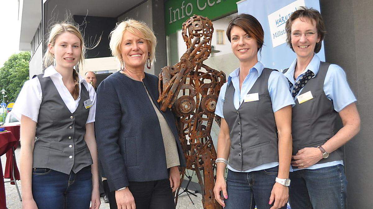 Katrin Feistritzer (MTG), Maria Wilhelm, Claudia Striednig & Jacqueline ten Haken (TVB) mit Skulptur von Fritz Russ