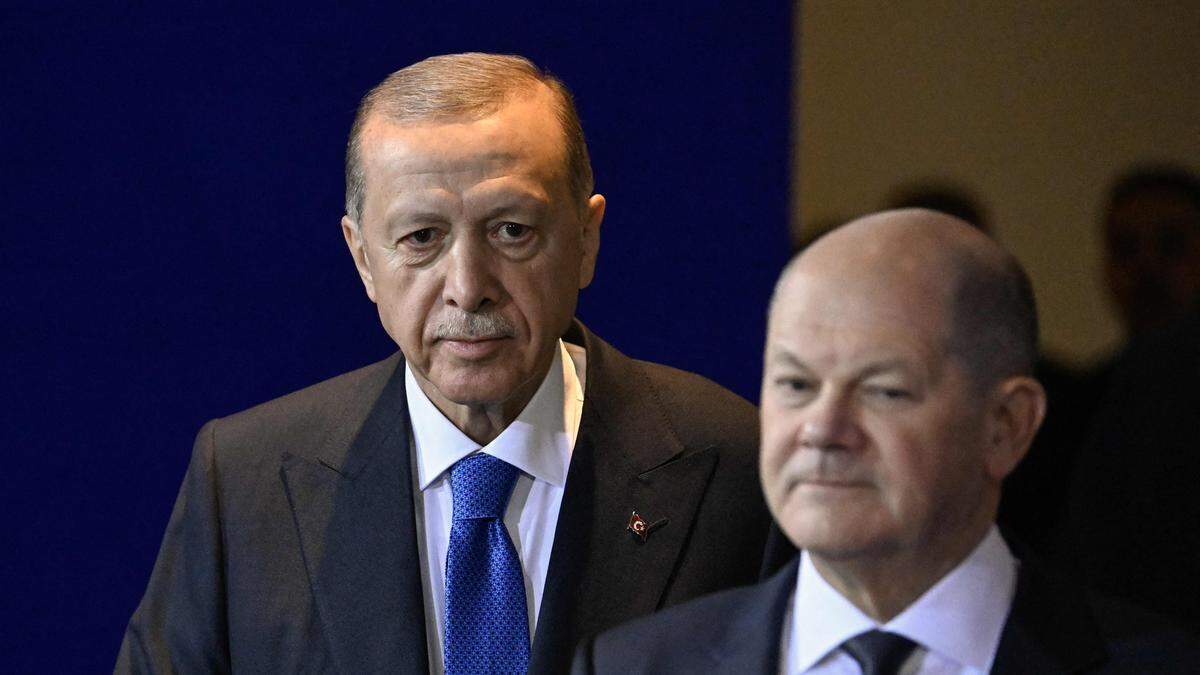Präsident der Türkei besucht Deutschlands Bundeskanzler | Recep Tayyip Erdogan folgt Olaf Scholz – zumindest auf dem Weg zu den Rednerpulten