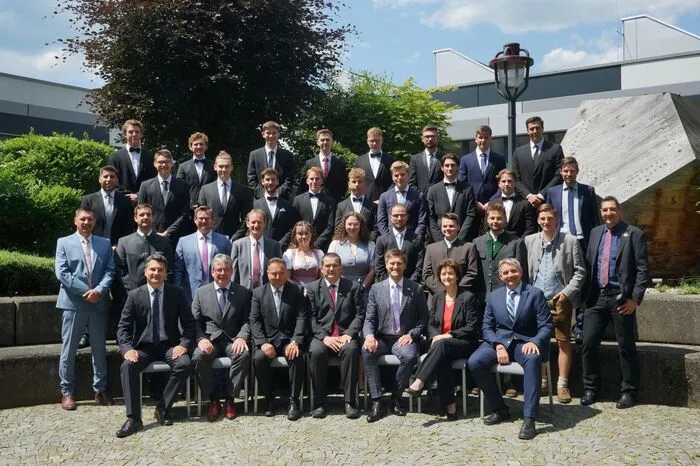 Maschinenbau-Maturaklasse 5AHMBT: Erik Feuchter, Stefan Martetschläger, Paul Moder, Thomas Pacher, Clemens Poier, Philipp Sattler, Johannes Angeringer, Christian Raunig, Dorian Dietrich, Philipp Fladl, Marco Gössler, Alina Gössinger, Nico Gronalt, Jan Hinteregger, Matthias Hubmann, Raphael Kamper, Maximilian Leitner, Andre Mitterhuber, Simon Schiefer und Alexander Winkler - mit Klassenvorstand Manfred Pölzl, Direktor Arno Martetschläger, Abteilungsvorstand Jürgen Schiffer und Ehrengästen.