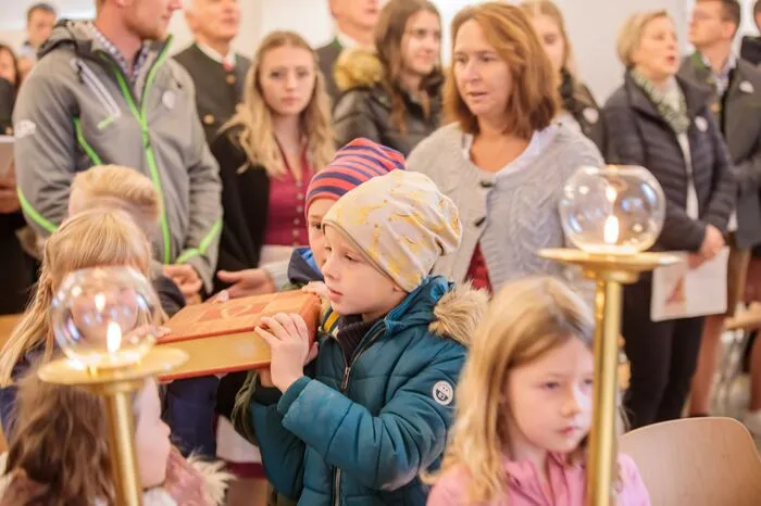 Krautwschal bezog die Kinder bei der Weihe aktiv mit ein.