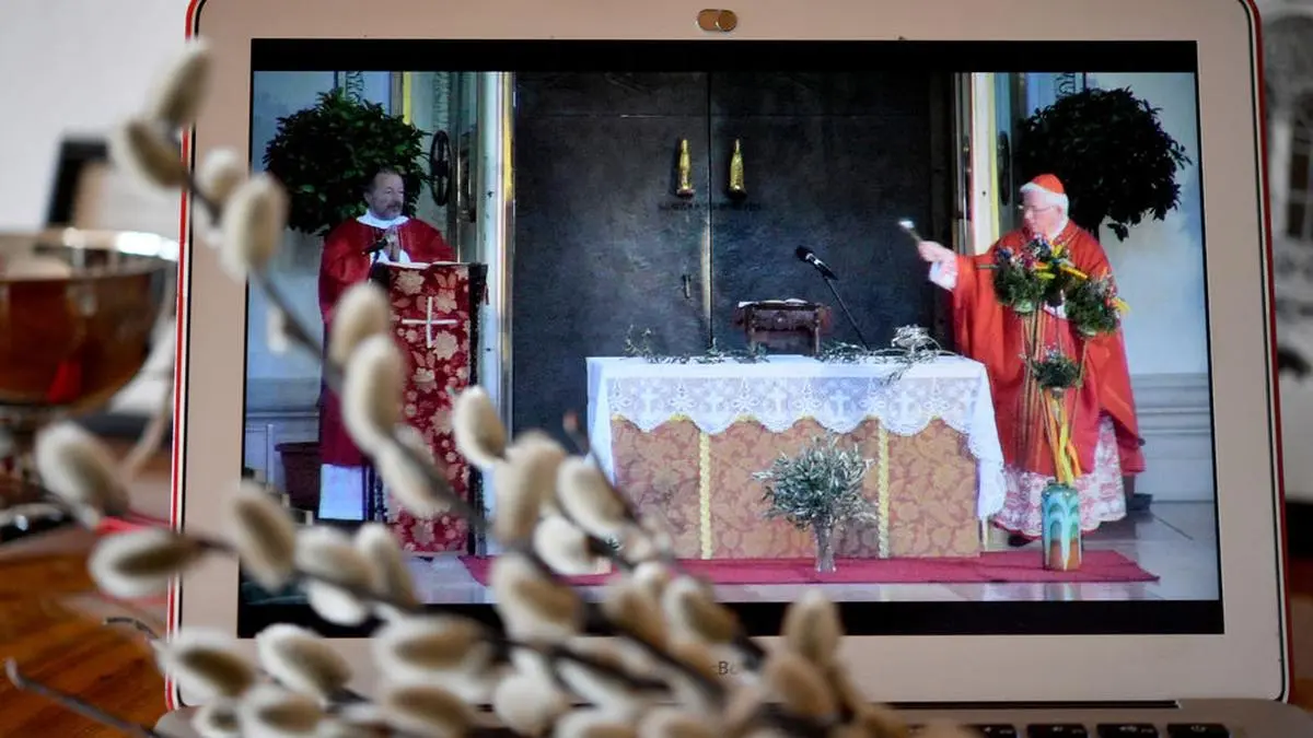 In jenen Regionen, die noch merklich von der Pandemie betroffen sind, sollen die großen kirchlichen Feiern an den Kar- und Ostertagen medial übertragen werden, ersucht der Vatikan