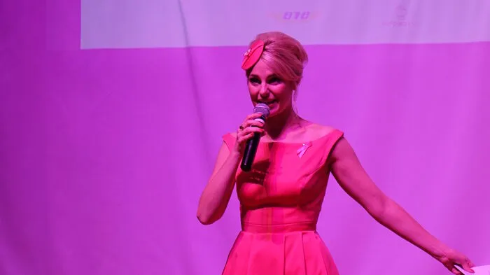 Eva Poleschinski initiierte als Trägerin des Pink Ribbon Award Steiermark 2016 das Projekt "6 x 2 = 12 x Mut".