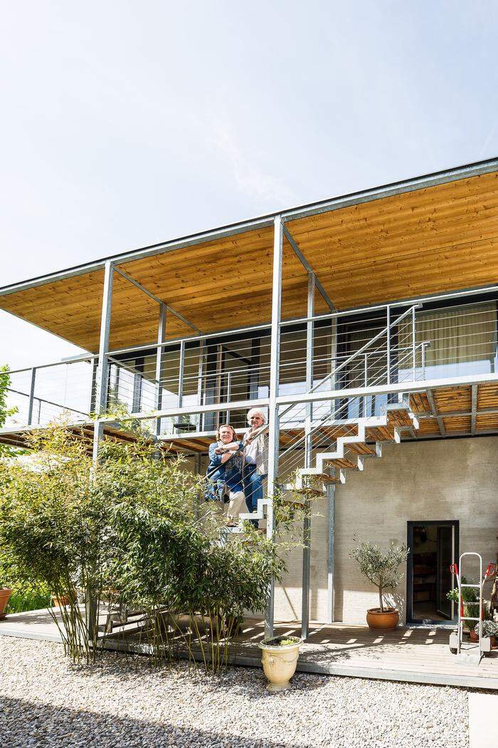Ein Blick auf die komplett verglaste Südfassade mit einer Treppe aus Stahl und Holz