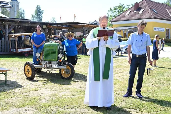 Ein besonderer Höhepunkt war die Traktorensegnung, die von Pfarrer Reinhold Ahrer vorgenommen wurde. Rund 70 Traktoren waren bei der Veranstaltung mit dabei und präsentierten eindrucksvoll die Vielfalt der historischen Landmaschinen.
