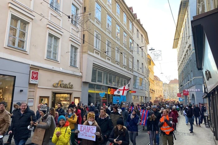 Doch dem Marsch quer durch Graz schlossen sich am Mittwoch immer mehr Corona-Maßnahmengegner an.