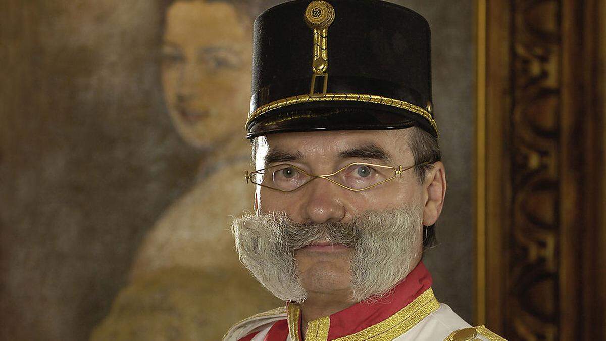 Seit seiner Zeit auf der Burg Oberkapfenberg tritt Ewald Harrer als Kaiser Franz Joseph auf. Seine Optik wurde mittlerweile zu seinem Markenzeichen und lockt Gäste aus einem Umkreis von 80 Kilometern nach Kapfenberg