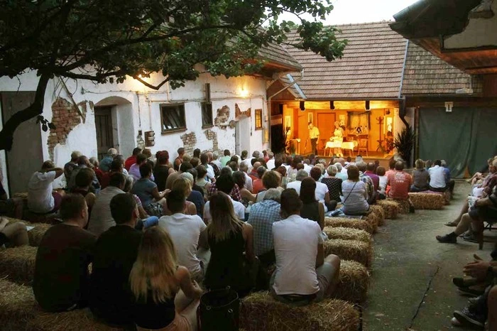 Basis für einen unterhaltsamen Theaterabend unter freiem Sternenhimmel ist das gemütlich-rustikale Ambiente...  