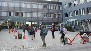 Mit Abstand gehen seit Montag auch die Schüler der Unterstufen ins Bachmann-Gymnasium in Klagenfurt - und in alle anderen Gymnasien und Neuen Mittelschulen