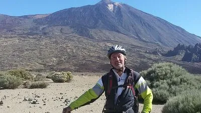 Der Eisenerzer Heimo Katzbauer, sein Einrad und der Teide im Hintergrund
