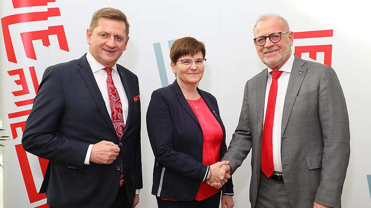 Bürgermeister Kurt Wallner, Birgit Sandler, neue erste Vizebürgermeisterin, und Maximilian Jäger, scheidender erster Vizebürgermeister