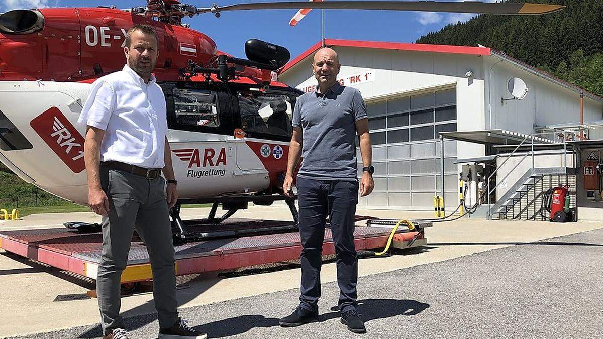 Vorstand Pracz (rechts) mit ARA-Geschäftsführer Thomas Jank beim Stützpunkt in Fresach 