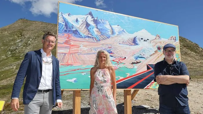Johannes Hörl (Vorstand Großglockner Hochalpenstraßen AG), Künstlerin Anna Meyer und Kurator Michael Zinganel.  