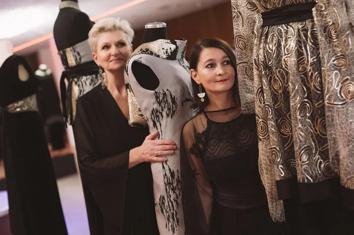 Was genau das Wort Salonbedeutet? Der Salon gehört zu den interessantesten Phänomenen der europäischen Geistesgeschichte und kann in seiner Bedeutung kaum überschätzt werden.