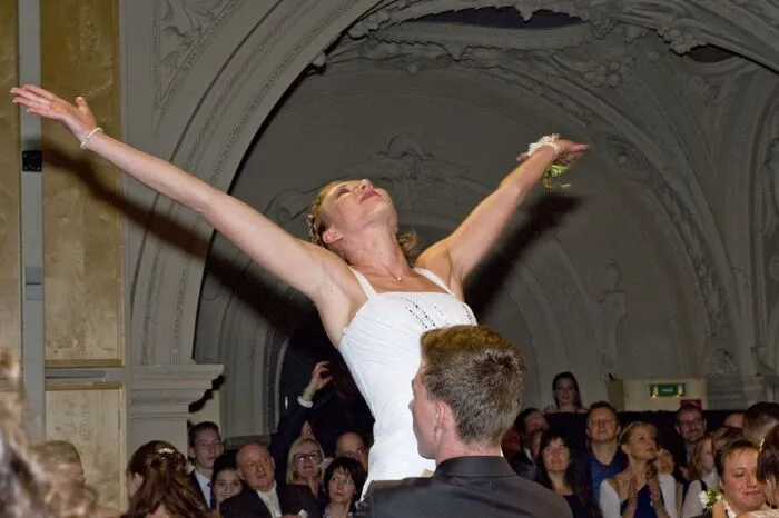 Alles begann wie es sein muss, nach der Vorstellung der Maturantinnen und ihren Tanzpartnern, mit einer Polonaise, einstudiert und geleitet durch die Tanzschule Dietrich.