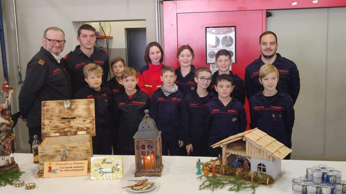 Die Feuerwehrjugend verteilt das Friedenslicht in den Gemeinden der Region