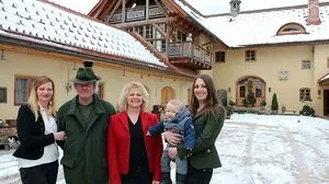 Die heutigen „Burgherren“, die Familie Lesiak, pflegt den Gutshof. Von links: Eva-Maria, Erich, Eva, Laurenz und Tanja