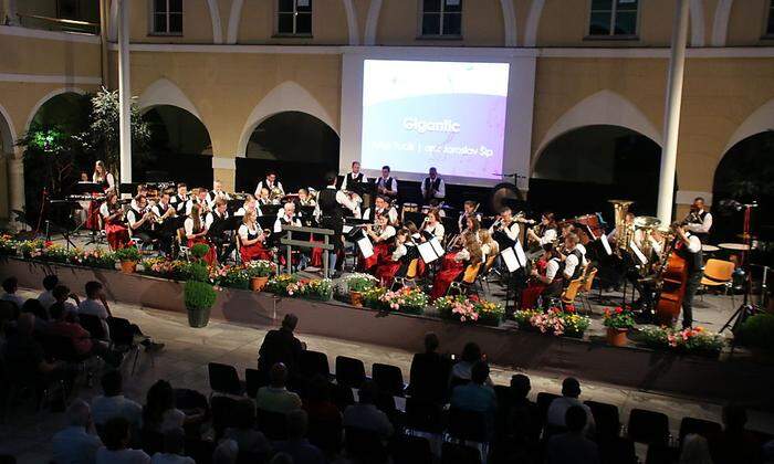 Mitglieder der Trachtenkapelle Molzbichl begeisterten in der Fachhochschule 