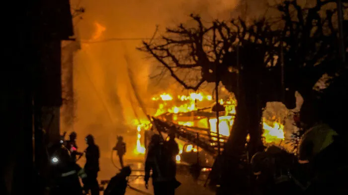 Großalarm im (ober)österreichischen Kleinod Hallstatt: Ein Feuer dürfte von einer Holzhütte am Seeufer auf weitere Hütten und schließlich auch auf zwei Wohnhäuser auf der gegenüberliegenden Straßenseite der Seestraße übergegriffen haben.