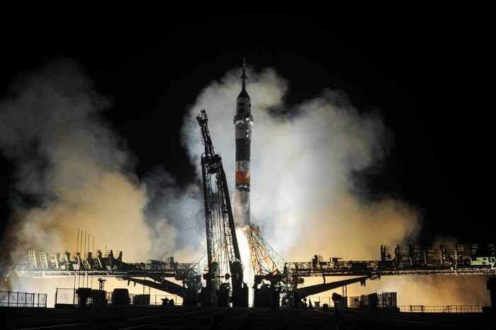 Alle drei Besatzungsmitglieder waren bereits zuvor im Weltall gewesen - der 52-jährige Feustel und der 54-jährige Arnold allerdings jeweils nur 40 Tage lang. Der 47-jährige Artemjew, der in einer kleinen Stadt nahe Baikonur aufgewachsen ist, war im Jahr 2009 schon einmal für 169 Tage auf der ISS gewesen.  