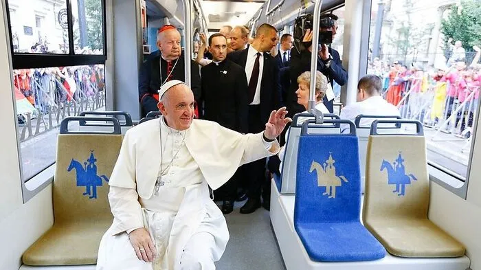 Franziskus hat sich per "Tram del papa" auf dem Weg zu den Teilnehmern des Weltjugendtags gemacht.