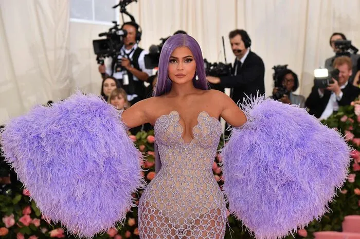 Kylie Jenner ist mit 21 Jahren die jüngste Milliardärin aller Zeiten. Ihr Vermögen von einer Milliarde Dollar hat sie sich mit ihrer Kosmetikmarke "Kylie Cosmetics" verdient. Die Firma gehört ihr zu 100 Prozent.