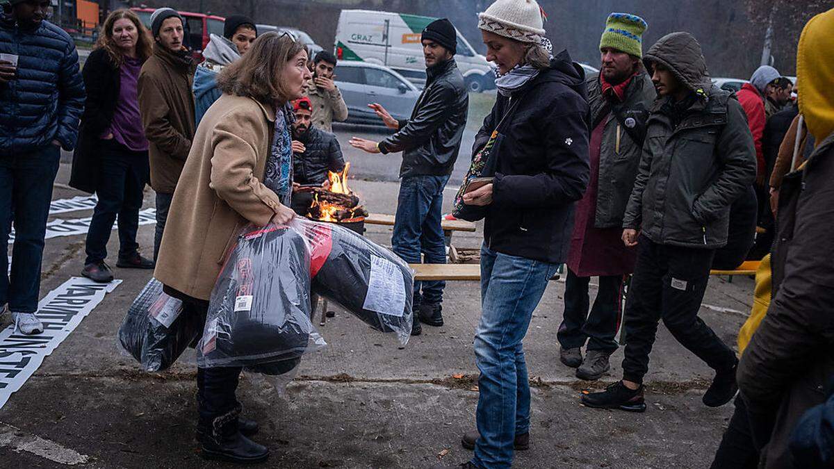 Elke Kahr übergab Flüchtlingshelferin Petra Leschanz warme Schlafsäcke