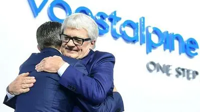 Wolfgang Eder umarmt seinen Nachfolger Herbert Eibensteiner