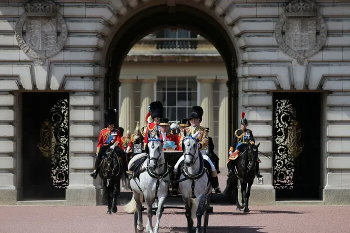 Das Spektakel findet in der Nähe des Buckingham Palastes statt