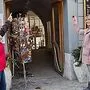 Vizebürgermeisterin Elisabeth Lobnik und Initiatorin Marianne Lamprecht (von links) vor dem Eingang zur „Coppl Passage“ durch die man auch in Zukunft zum geplanten neuen Jugendzentrum kommen soll 