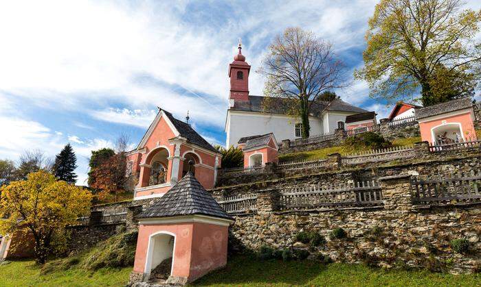 Der barocke Kalvarienberg in St. Radegund ist weit mehr als nur ein Kreuzweg. Steht man an seinem Fuße, lässt sich beinahe die gesamte terrassenförmig errichtete Anlage mit einem Blick umfassen   