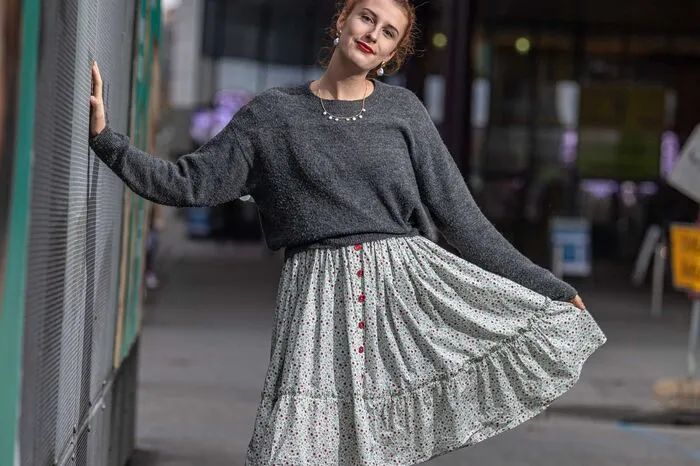 Boots zum femininen Kleid ist kein Tabu, vor allem in der kalten Jahreszeit halten die dicken Stiefel mit Kuschelsocken die Füße warm.