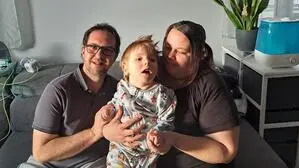 Niklas (3) mit seiner Mama Carina Werl und Papa Thomas Putzl