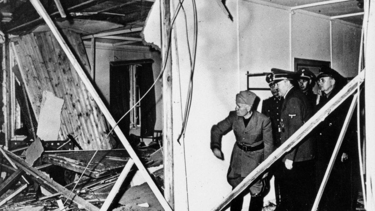 Adolf Hitler und Italiens faschistischer Duce Benito Mussolini besichtigen am 20. Juli 1944 den Stauffenbergs Bombe zerstörten Konferenzraum im Führerhauptquartier Wolfsschanze