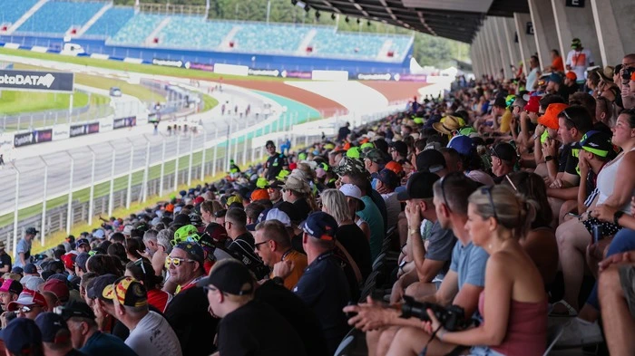 Für den "Pitlane-Walk", den Gang durch die Boxenstraße, müssen die Fans zunächst auf der Haupttribüne Platz nehmen.